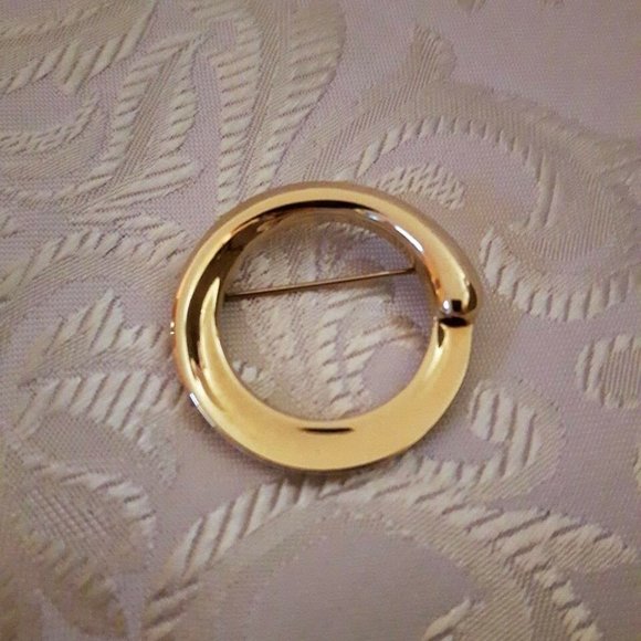 MONET Vintage Brooch Glossy Gold Tone Circle Pin 1.5" - Picture 3 of 3